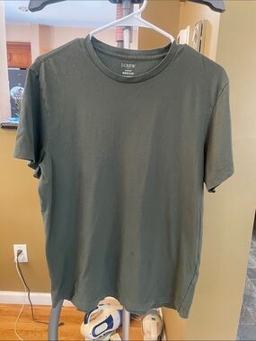 J. Crew Men's Short Sleeve Crewneck T-Shirt in Olive, Sz M